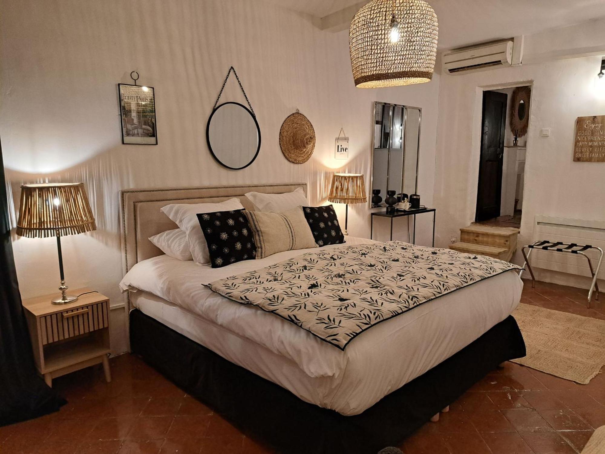 Hotel Le Patio De Sophie Sisteron Quarto foto